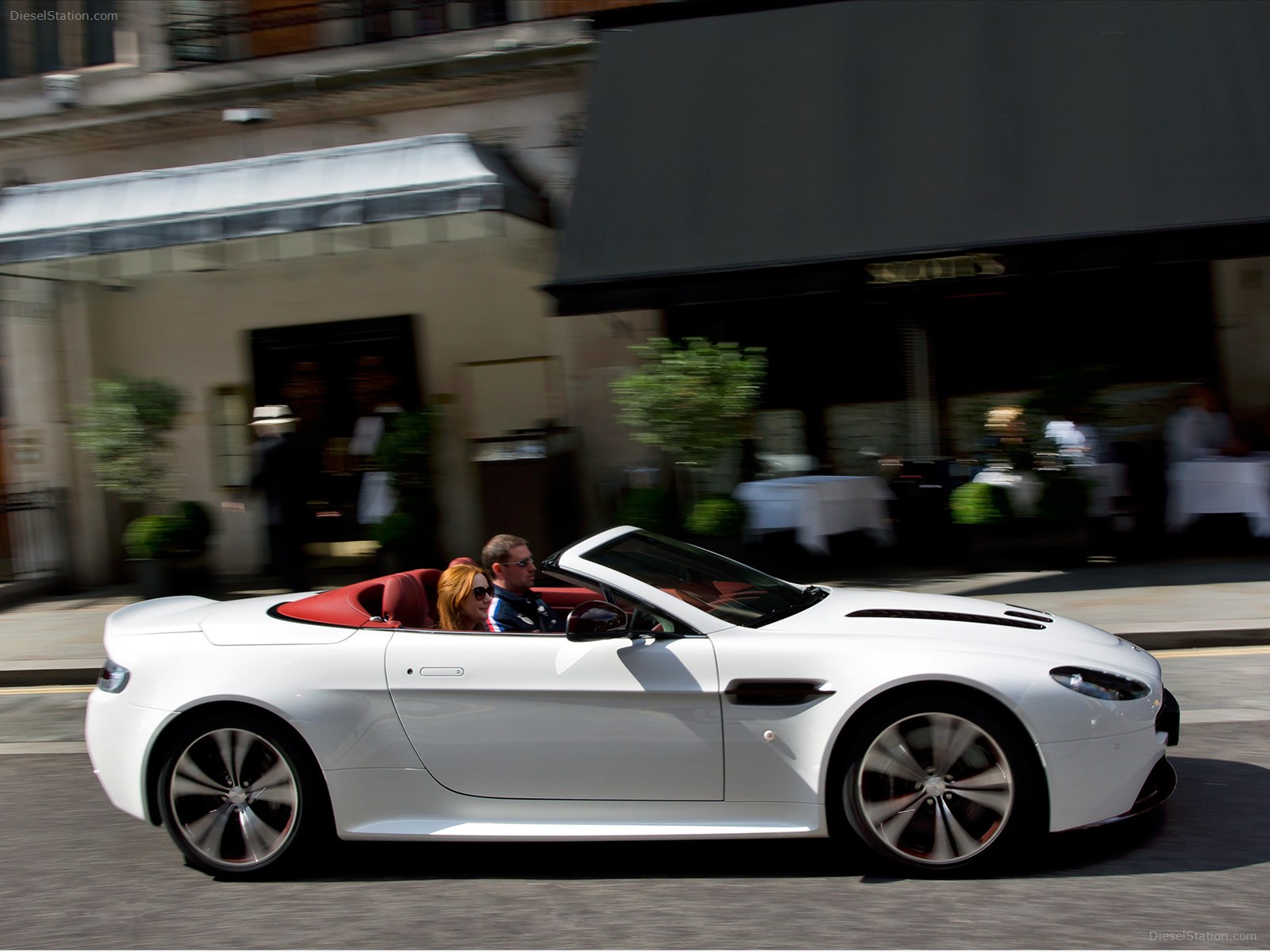 Aston Martin V12 Vantage Roadster 2013